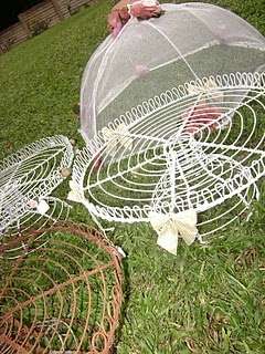 REDUCED PRICE!!! WIRE CAKE STAND